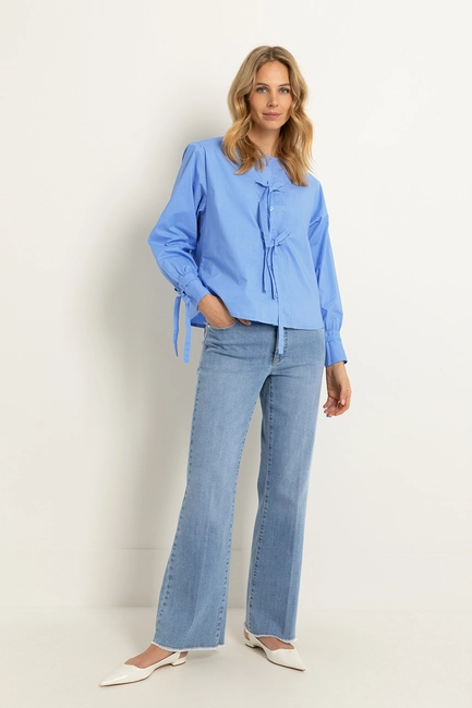 Flared denim jeans gevlochten detail